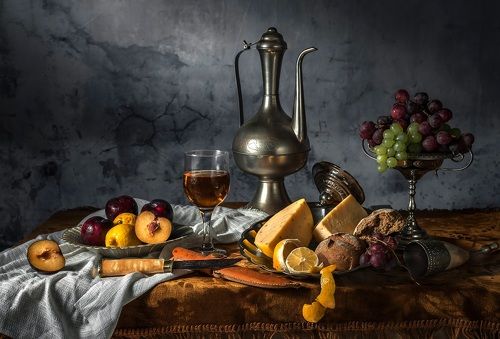 Натюрморт с сыром и виноградом