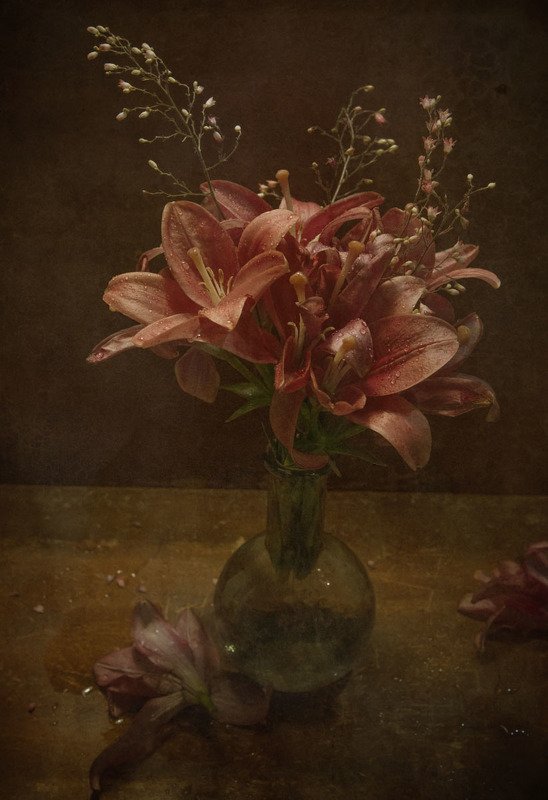 лилия, цветок, цветы, букет, ваза, винтаж Лилии в стеклянной вазеphoto preview