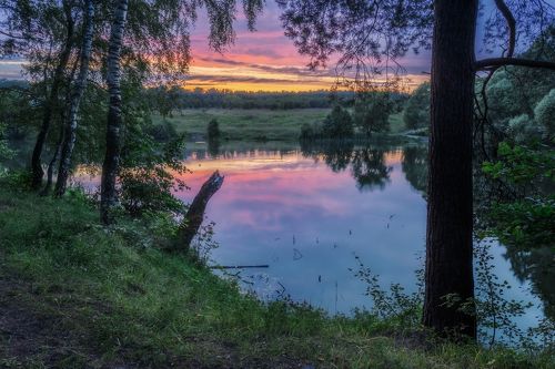 Красочный закат на берегу озера