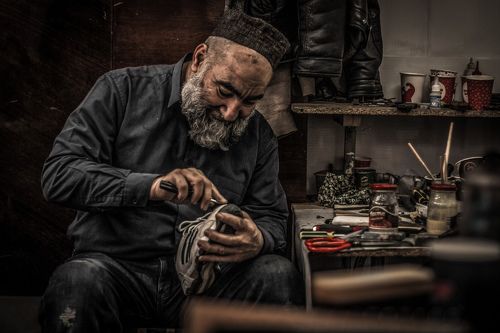 Cтарик в обувной мастерской