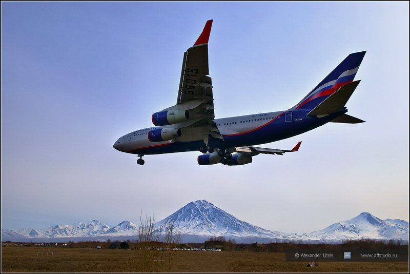 самолет, лайнер, ил-96, аэрофлот, посадка, горы, вулканы, камчатка На Камчаткуphoto preview