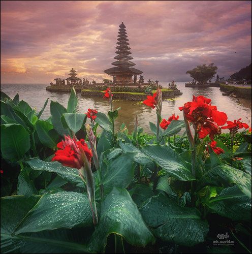 Храм Пура Улун Дану - одна из главных достопримечательностей острова Бали 