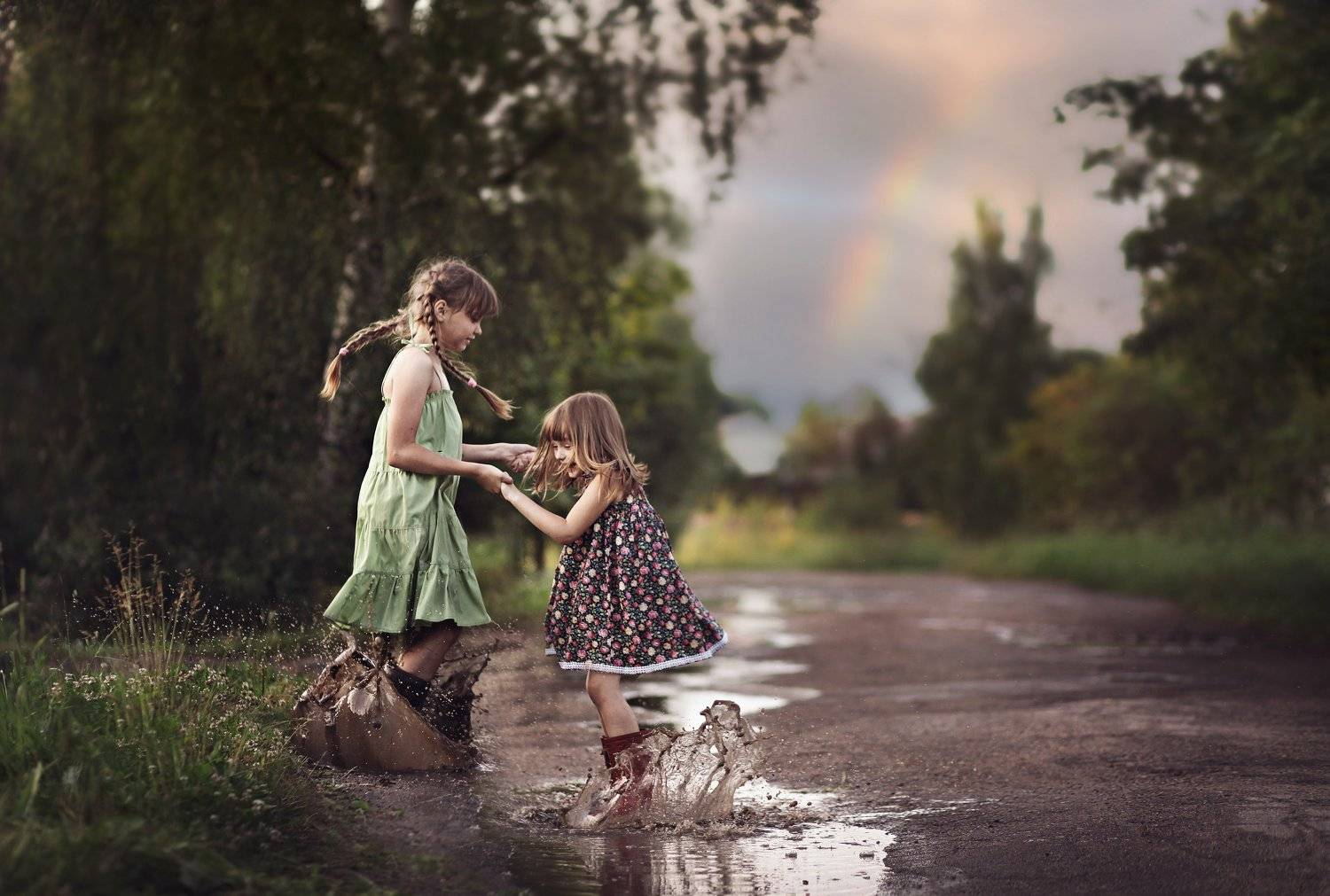 Дети дождя. Дети под дождем в деревне. Летний дождик дети. Дети под дождем летом.