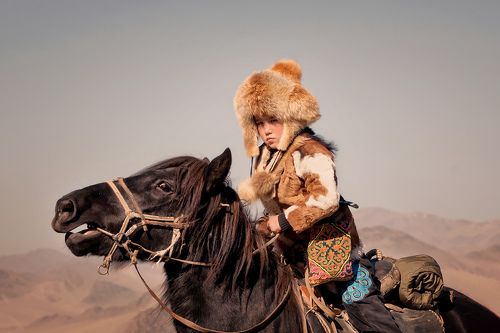 Монголия. Фестиваль Золотого орла («Golden Еagle festival»), который собирает большое количество охотников с орлами-беркутами.