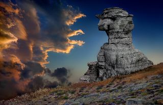 Каменные идолы просыпаются по вечерам…