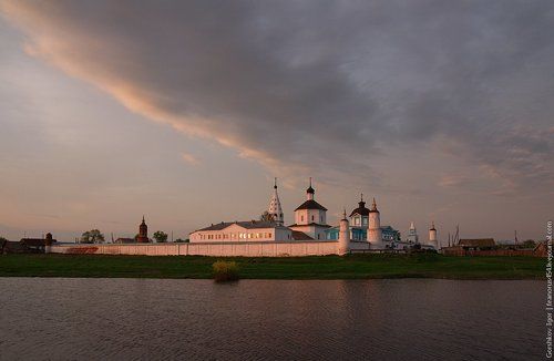 Бобричев монастырь майским вечером