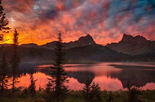 Пылающий закат над озером Светлое