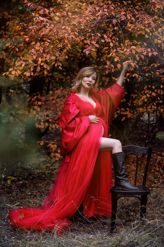 woman in red, pregnancy Богиняphoto preview