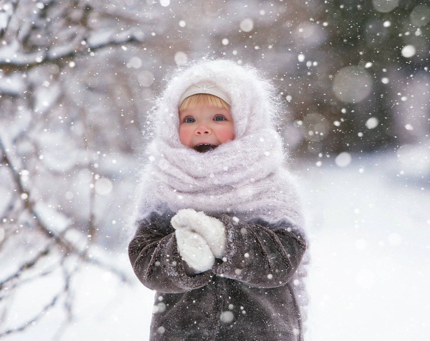 Снежок пришел. Зима для детей. Дети радуются снегу. Дети зимой. Счастливые дети зимой.