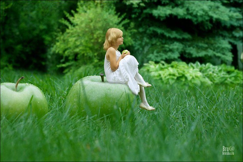 девочка, яблоко, трава Когда все кажется таким огромным..photo preview