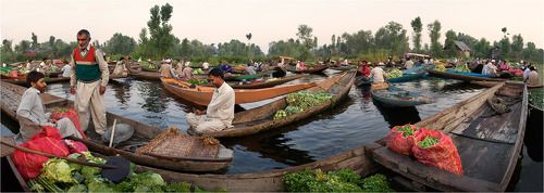 Панорама плавучего овощного рынка (Кашмир).