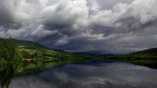 Норвегия,июль,вода и буйство зелени,луч солнца,кучевые облака....
