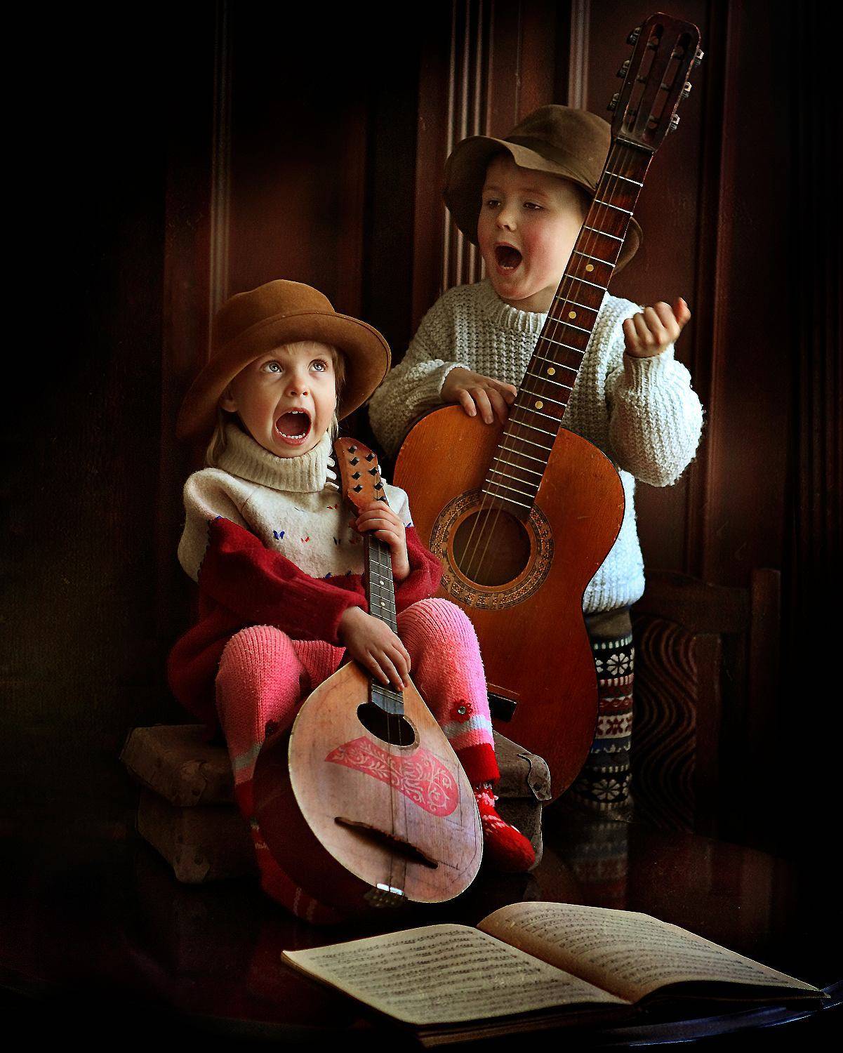 Веселая музыкальная сказка. Музыкальные инструменты для детей. Гитара для детей. Малыш с гитарой. Дети музыканты.