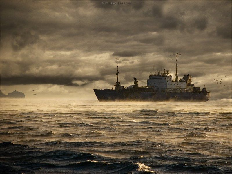 Корабли в реальном времени. Судно в Штормовом море. Море шторм корабль. Шторм судно в море. Корабль штормит.