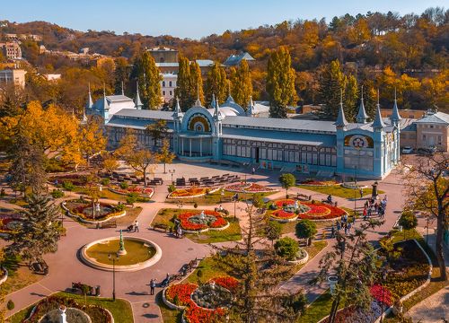 Цветущий парк в Пятигорске