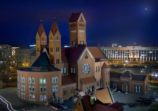 КРАСНЫЙ костёл на СЕРОЙ площади