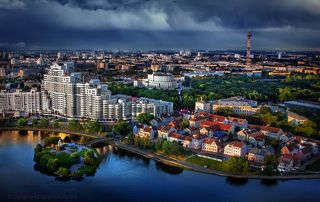 Старый и новый город в последних лучах заката