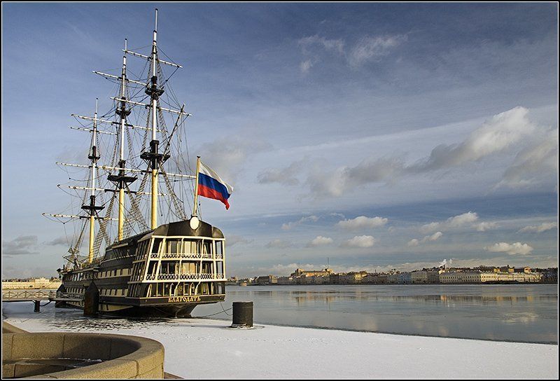 Петербург киев. Фрегат на Неве в Санкт-Петербурге. Фрегат в Питере на Неве. Фрегат Нева 1981. Фрегат Питер зимой.