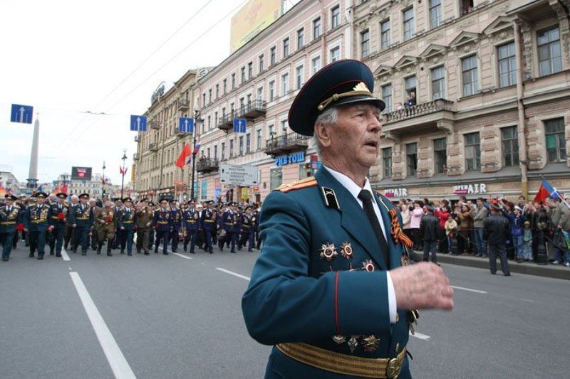 Фото ветераны идут по невскому проспекту