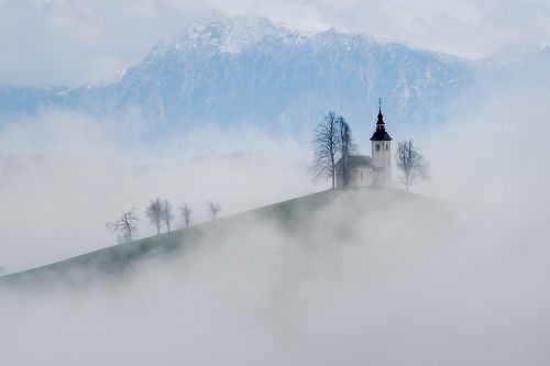 Волшебный мир туманов Словении. Church of st Thomas Slovenia