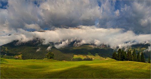 Альпийская пасторалька с ватными облаками