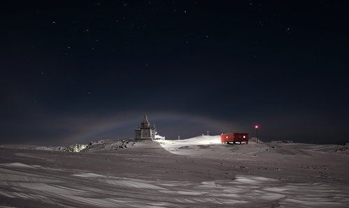 Лунная(ночная) радуга в Антарктике