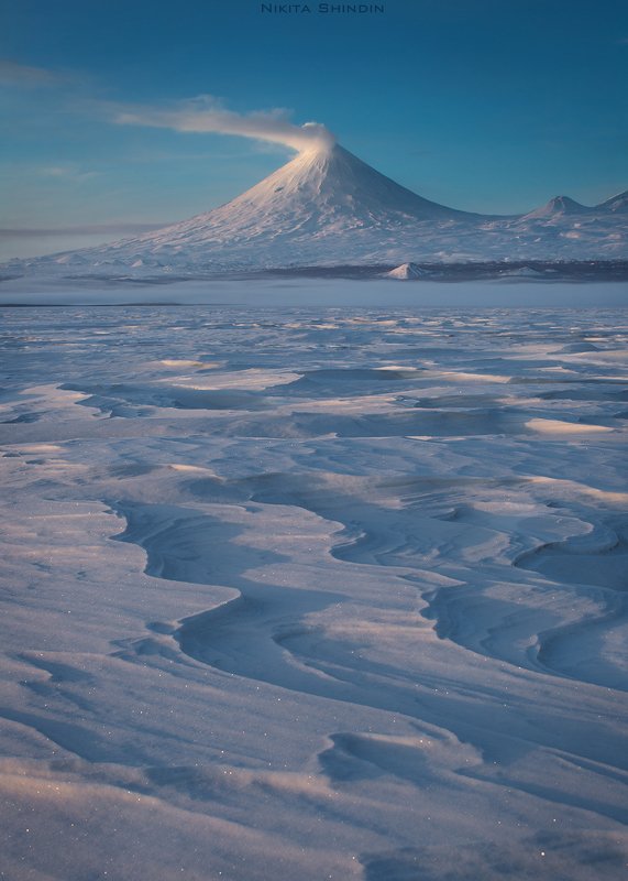 ключевской вулкан камчатка Одинокий вулкан в белой пустынеphoto preview