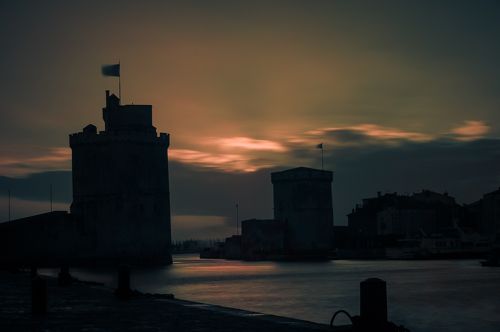 Dawn hivernal sur les tours de La Rochelle