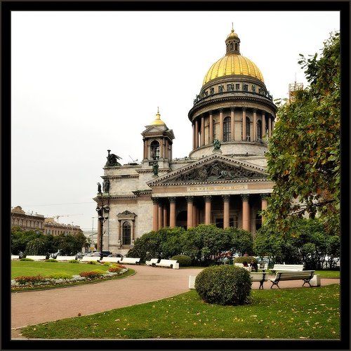 Питерская открытка с видом Исаакиевского собора осенью