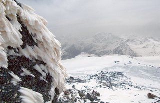 Снежные надувы на склонах Эльбруса