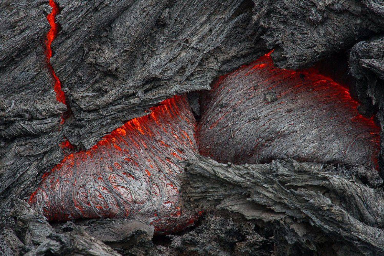 Вулкан горная порода. Вулканическая лава слэб. Застывшая вулканическая лава. Камень лава вулкан. Застывшая лава камень.