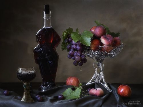 Натюрморт с красным вином и фруктами
