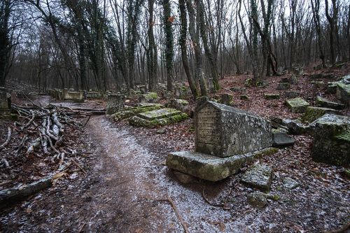 Заброшенное кладбище в Крыму