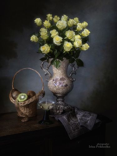 Натюрморт с букетом желтых роз