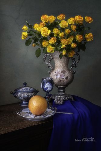 Натюрморт с букетом желтых роз