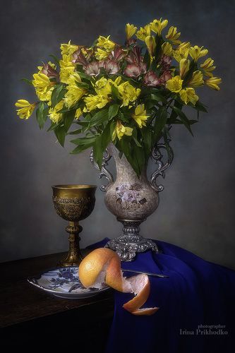 Натюрморт с букетом перуанских лилий