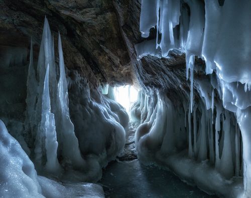 Ледяная пещера Байкала.