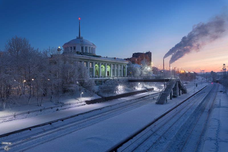 Железнодорожный вокзал города Мурманскphoto preview