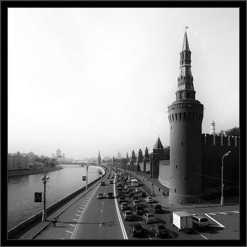 Простая черно-белая квадратная картинка о Москве