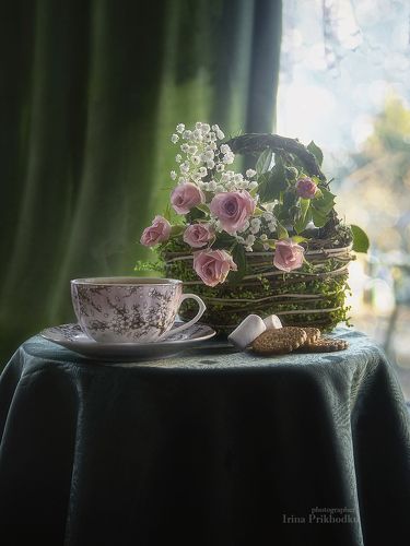 С чашкой чая у окна