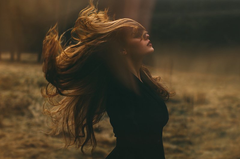девушка, красавица, лес Солнце и ветер в её волосахphoto preview