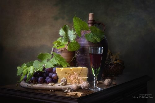 Натюрморт с сыром и вином