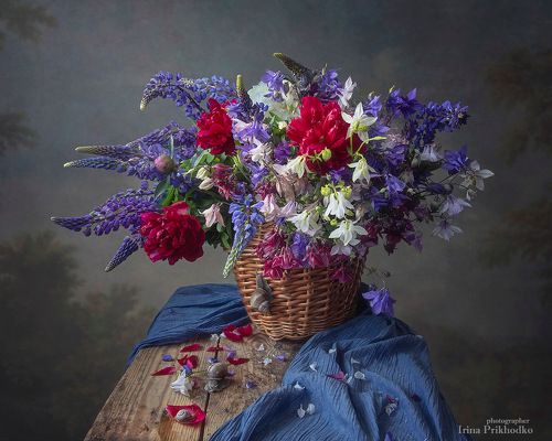 Натюрморт с корзиной цветов и любопытными улитками