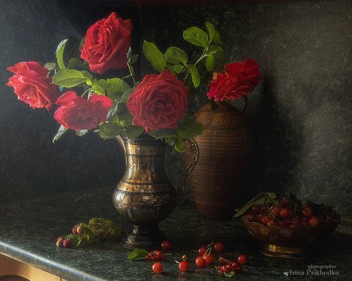 Натюрморт с пунцовыми розами