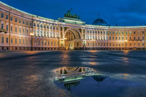 Отражение Дворцовой площади