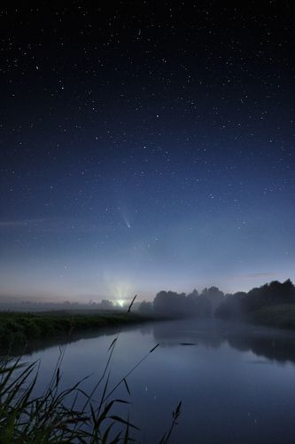 Ночной пейзаж на реке с кометой.
