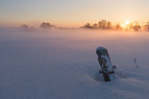 Про одинокий столбик, каждый раз встречающий новый день в снежном поле...