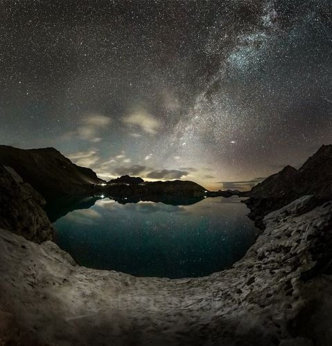 Млечный путь над озером