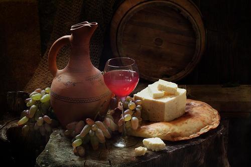 Натюрморт с красным вином и брынзой