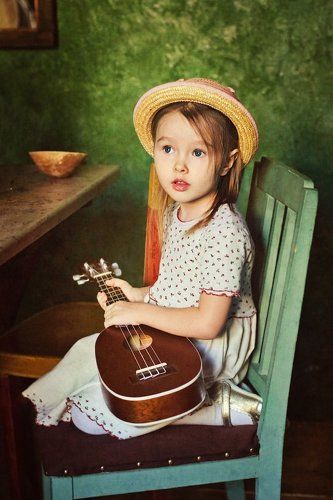 Девочка с гавайской гитарой